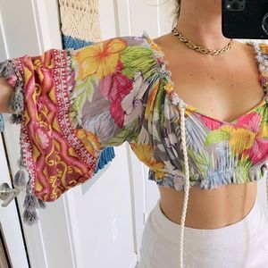 🦋🏝️ Floral crop top Bought at high end boutique in Bahamas. 🌸  🌺✨